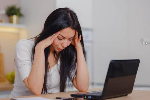 woman laptop brain fog