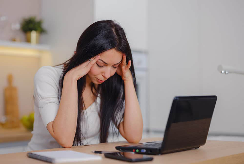 woman laptop brain fog